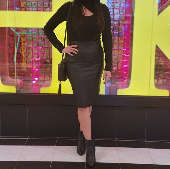 Faux leather Pencil Skirt worn 1x - Picture 2 of 4